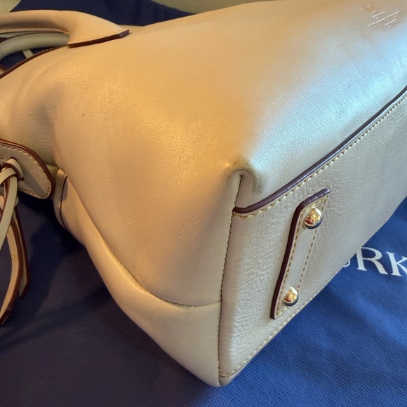 Dooney & Bourke Cream leather Shoulder Bag with Red interior - Picture 4 of 16
